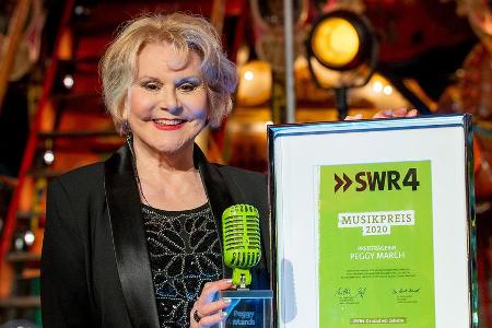 Peggy March mit ihrer SWR-Auszeichnung