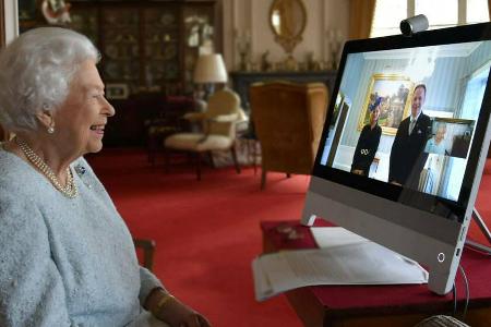Queen Elizabeth II. begrüßt virtuell Gäste im Buckingham Palace