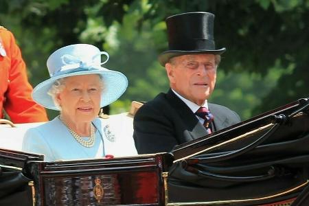 Queen Elizabeth II. und Prinz Philip bei einer Parade anlässlich des Geburtstags der Königin im Jahr 2017 Queen Elizabeth II. und Prinz Philip bei einer Parade anlässlich des Geburtstags der Königin im Jahr 2017