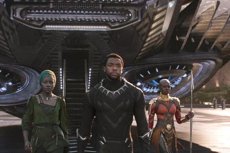 Chadwick Boseman mit Lupita Nyong'o (l.) und Danai Gurira (r.) in 