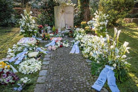 Kränze und Blumen von der Urnenbeisetzung von Udo Walz. Kränze und Blumen von der Urnenbeisetzung von Udo Walz.