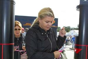 Corinna Schumacher nimmt Preis für Ehemann Michael entgegen