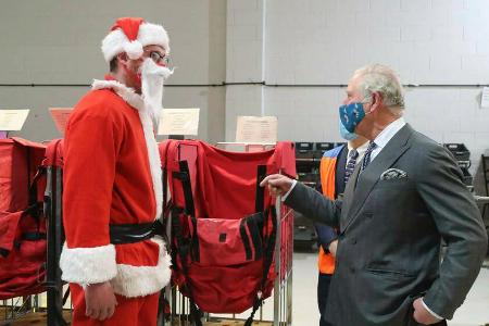 Prinz Charles spricht bei einem Besuch einer britischen Postfiliale mit einem als Weihnachtsmann verkleideten Mitarbeiter. Prinz Charles spricht bei einem Besuch einer britischen Postfiliale mit einem als Weihnachtsmann verkleideten Mitarbeiter.