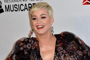 Katy Perry verkleidet sich als XXL-Weihnachtsbaum