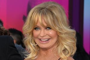 Goldie Hawn lässt ihre Maske auch beim Baumschmücken auf