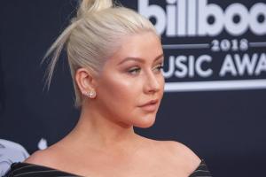 Christina Aguilera zeigt ihrem 40. Geburtstag den Mittelfinger