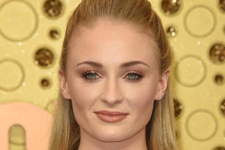 Sophie Turner trug Mund-Nasen-Schutz bei der Geburt ihrer Tochter