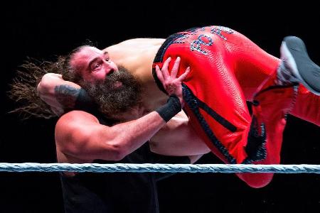 Jon Huber alias Luke Harper (l.) schultert Nakamura bei einem WWE-Event 2017 in Barcelona.