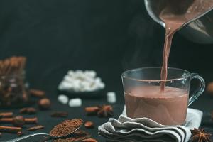 Mit diesen Rezepten gelingt die heiße Schokolade zu Hause