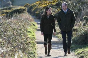 Hier strahlen William und Kate an der Küste Irlands