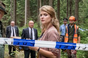 Das hält "Erzgebirgskrimi"-Star Lara Mandoki von Liebe am Arbeitsplatz