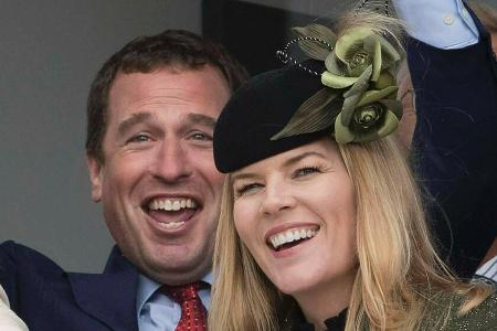 Peter und Autumn Phillips freuen sich gemeinsam beim Pferderennen. Peter und Autumn Phillips freuen sich gemeinsam beim Pferderennen.