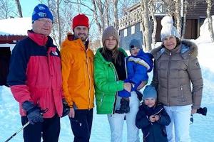 In farbenfrohen Outfits: Die schwedischen Royals grüßen aus dem Schnee