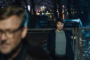 "Im Schatten der Angst": Karla Eckhardt (Julia Koschitz) hat Carsten Spanger (Justus von Dohnányi) aus der Klinik geschmugge...