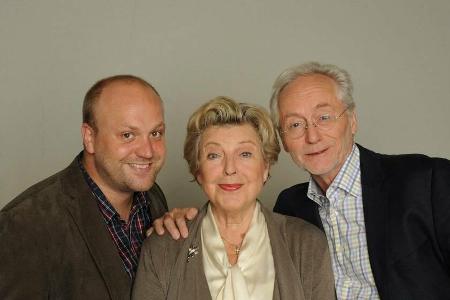 Die wohl bekannteste deutsche TV-Familie: Klaus (l.) und Hans Beimer nehmen Helga Beimer in ihre Mitte.