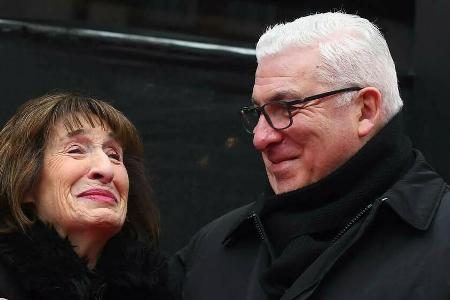 Janis und Mitchell Winehouse während der posthumen Ehrung ihrer Tochter Amy in London. Janis und Mitchell Winehouse während der posthumen Ehrung ihrer Tochter Amy in London.