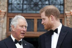 Darf Prinz Harry nicht zu seinem kranken Vater?