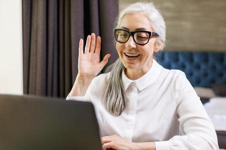 Eine Seniorin während eines Videochats (Symbolbild)