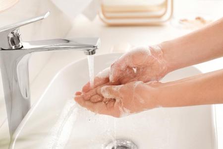 Häufiges Händewaschen lässt die Haut schnell austrocknen.