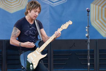 Keith Urban war einer der ersten Musiker, die ein Heimkonzert live auf Instagram übertragen haben Keith Urban war einer der ersten Musiker, die ein Heimkonzert live auf Instagram übertragen haben