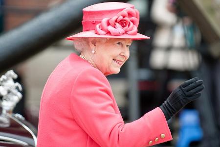 Die Queen zieht sich wegen der Corona-Krise vorzeitig auf Schloss Windsor zurück. Die Queen zieht sich wegen der Corona-Krise vorzeitig auf Schloss Windsor zurück.