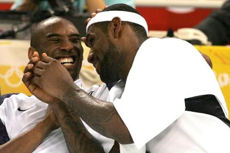 Kobe Bryant (l.) und LeBron James scherzen gemeinsam auf der Auswechselbank während den Olympischen Spielen von Peking Kobe Bryant (l.) und LeBron James scherzen gemeinsam auf der Auswechselbank während den Olympischen Spielen von Peking