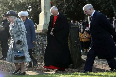 Queen Elizabeth II. (l.) und Prinz Andrew (r.) auf dem Weg zum Gottesidenst