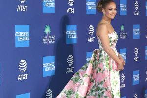 Jennifer Lopez lässt den roten Teppich erblühen