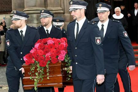 Polizisten trugen den Sarg von Jan Fedder aus der Kirche Sankt Michaelis