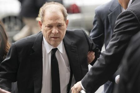 Der gefallene Hollywood-Mogul Harvey Weinstein auf dem Weg ins Gericht.