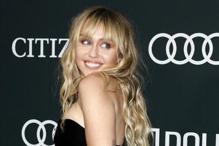 Sängerin Miley Cyrus setzt auf natürliche Locken mit Pony