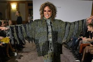 Christine Neubauer zeigt sich mit wilder Lockenpracht
