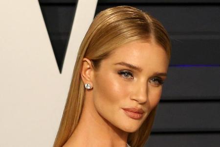 Der perfekte Lidstrich: Das britische Model Rosie Huntington-Whiteley weiß, wie er geht Der perfekte Lidstrich: Das britische Model Rosie Huntington-Whiteley weiß, wie er geht