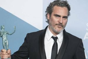 Joaquin Phoenix mit seiner SAG-Trophäe