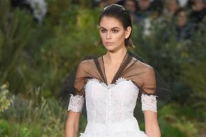 Paris Fashion Week: Kaia Gerber verzückt im weißen Ballkleid