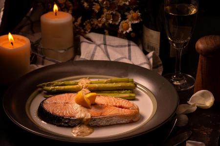 Eine gute Wahl für ein romantisches Dinner: Spargel und Lachs