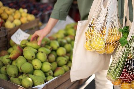 Wer beim Einkaufen die Hände von Plastiktüten lässt, tut damit Gutes für die Umwelt.