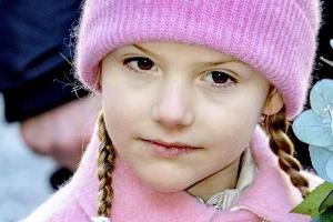 Prinzessin Estelle hüpft trotz ihrer Krücken um die Wette