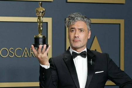 Taika Waititi mit seinem Oscar für das beste adaptierte Drehbuch