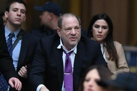 Harvey Weinstein (m.) vor Gericht in New York Harvey Weinstein (m.) vor Gericht in New York