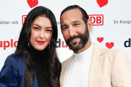 Massimo Sinató mit Ehefrau Rebecca Mir beim Valentinstags-Event von duplo und der Deutschen Bahn in Frankfurt