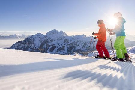 Sonne, Schnee und Berge: Skivergnügen in den Karnischen Alpen.