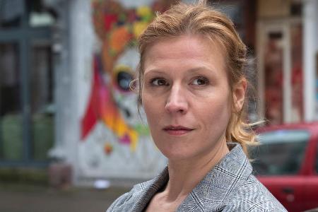 Julia Grosz (Franziska Weisz) muss im Julia Grosz (Franziska Weisz) muss im