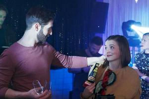 "Alles was zählt": Lucie zieht mit ihrem Nebenjob Hohn und Spott auf sich, was sie jedoch anstandslos erträgt.