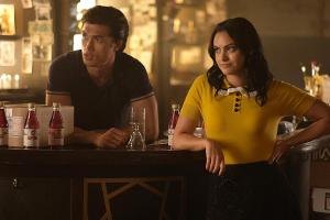 Camila Mendes (r.) alias Veronica wird in Zukunft auf ihre Mutter verzichten müssen.