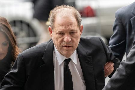 Harvey Weinstein im Januar 2020 auf dem Weg ins Gericht
