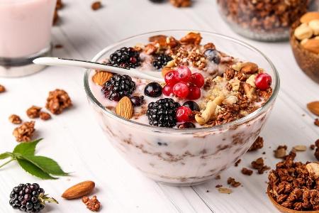 Perfekt für das Immunsystem: Joghurt, Beeren und Nüsse