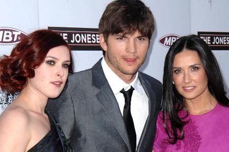 Rumer Willis, Ashton Kutcher und Demi Moore (r.) auf dem roten Teppich im Jahr 2010