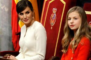 Ein echter Hingucker! Leonor von Spanien besucht Parlament