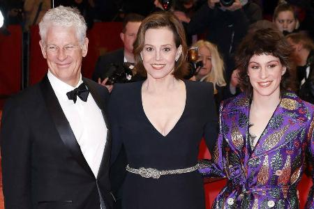 Sigourney Weaver (Mitte) mit Ehemann Jim Simpson (l.) und Tochter Charlotte Simpson (r.) bei der Berlinale-Eröffnung 2020